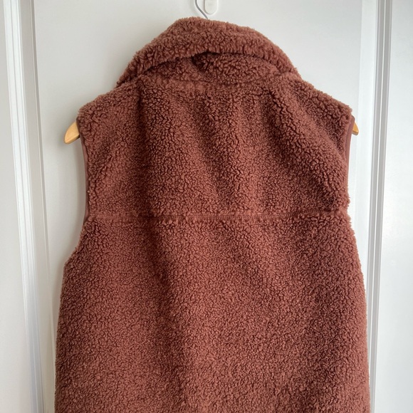 Abercrombie & Fitch Cozy Sherpa Zip-Up Vest - Picture 6 of 6